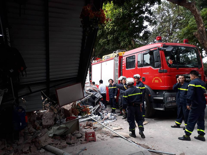 Bức tường bất ngờ đổ sập ở gần Hồ Gươm khiến nhiều người dân hoảng sợ