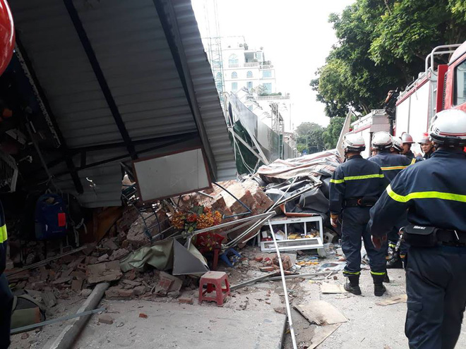 Bức tường bất ngờ đổ sập ở gần Hồ Gươm khiến nhiều người dân hoảng sợ Bức tường bất ngờ đổ sập ở gần Hồ Gươm khiến nhiều người dân hoảng sợ