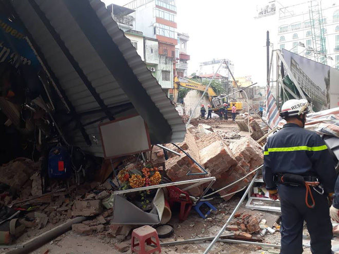 Bức tường bất ngờ đổ sập ở gần Hồ Gươm khiến nhiều người dân hoảng sợ Bức tường bất ngờ đổ sập ở gần Hồ Gươm khiến nhiều người dân hoảng sợ