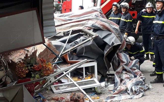 Bức tường bất ngờ đổ sập ở gần Hồ Gươm khiến nhiều người dân hoảng sợ Bức tường bất ngờ đổ sập ở gần Hồ Gươm khiến nhiều người dân hoảng sợ