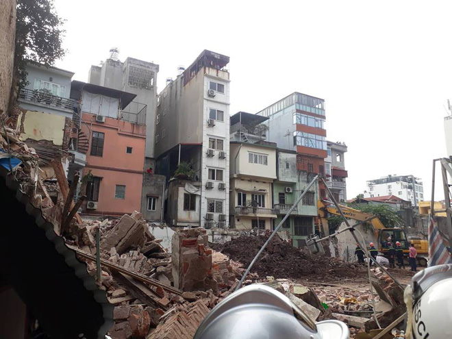 Bức tường bất ngờ đổ sập ở gần Hồ Gươm khiến nhiều người dân hoảng sợ Bức tường bất ngờ đổ sập ở gần Hồ Gươm khiến nhiều người dân hoảng sợ