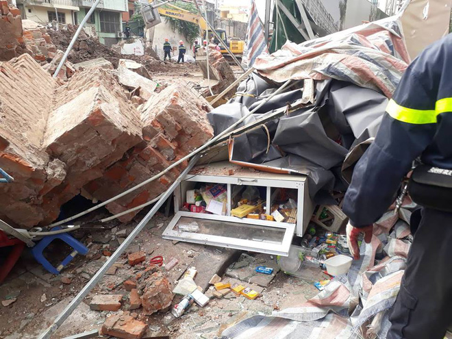 Bức tường bất ngờ đổ sập ở gần Hồ Gươm khiến nhiều người dân hoảng sợ