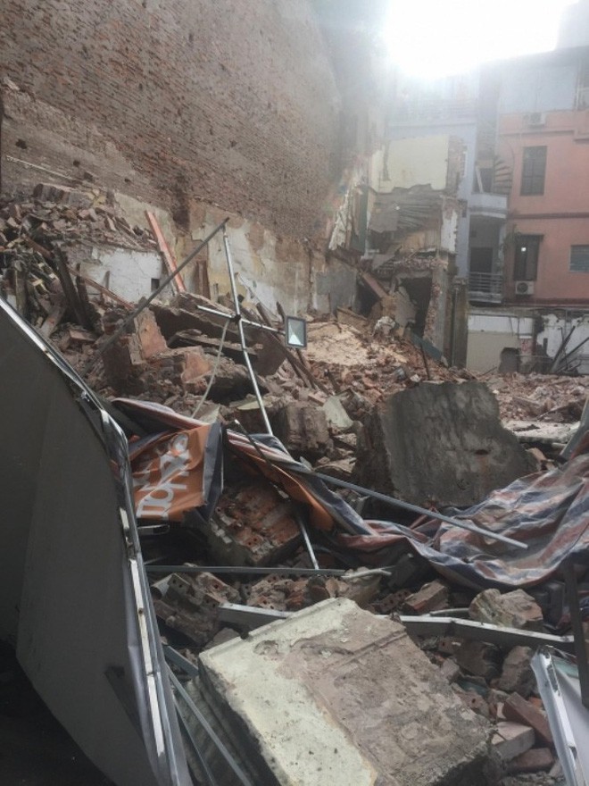 Bức tường bất ngờ đổ sập ở gần Hồ Gươm khiến nhiều người dân hoảng sợ Bức tường bất ngờ đổ sập ở gần Hồ Gươm khiến nhiều người dân hoảng sợ