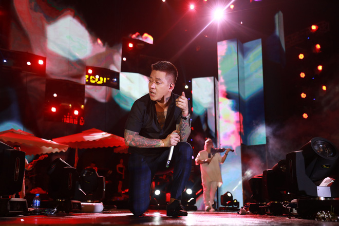 Tuấn Hưng khuỵu gối, khóc nấc nghẹn ngào khi khán giả cùng nhau hát Nắm lấy tay anh