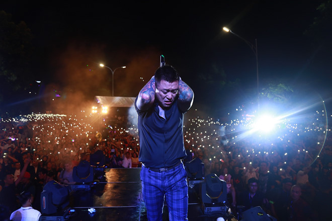 Tuấn Hưng khuỵu gối, khóc nấc nghẹn ngào khi khán giả cùng nhau hát Nắm lấy tay anh