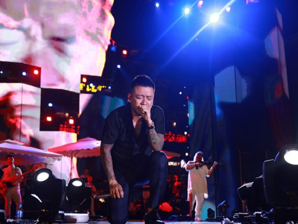 Tuấn Hưng khuỵu gối, khóc nấc nghẹn ngào khi khán giả cùng nhau hát Nắm lấy tay anh