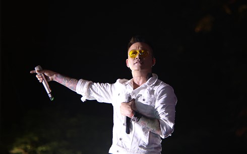 Tuấn Hưng khuỵu gối, khóc nấc nghẹn ngào khi khán giả cùng nhau hát Nắm lấy tay anh