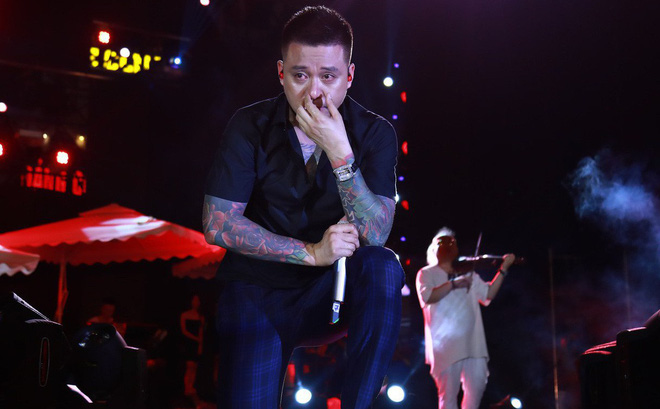 Tuấn Hưng khuỵu gối, khóc nấc nghẹn ngào khi khán giả cùng nhau hát Nắm lấy tay anh