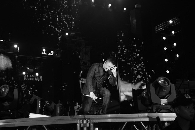 Tuấn Hưng khuỵu gối, khóc nấc nghẹn ngào khi khán giả cùng nhau hát Nắm lấy tay anh