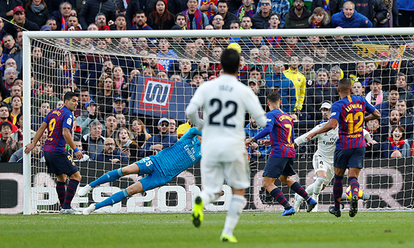 Suarez lập hat-trick, Barca đè bẹp Real