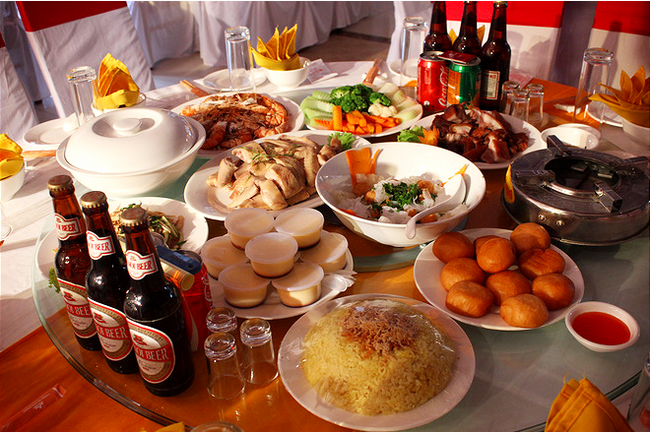 Cô dâu than trời vì nhà trai qua ăn cỗ mang theo túi lấy phần, khi về tiện tay vác luôn cả thùng bia