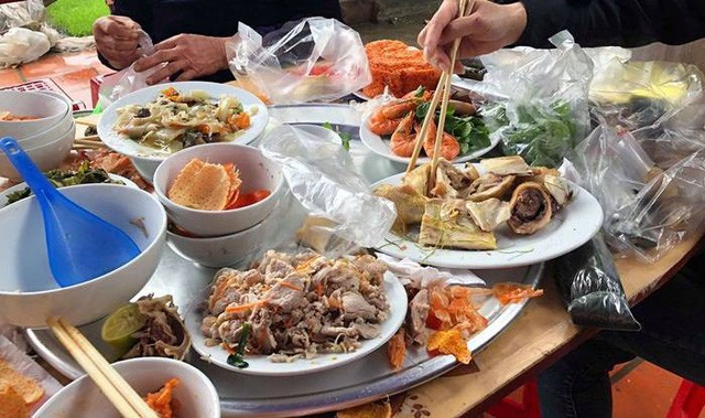 Cô dâu than trời vì nhà trai qua ăn cỗ mang theo túi lấy phần, khi về tiện tay vác luôn cả thùng bia