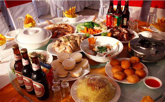 Cô dâu than trời vì nhà trai qua ăn cỗ mang theo túi lấy phần, khi về tiện tay vác luôn cả thùng bia