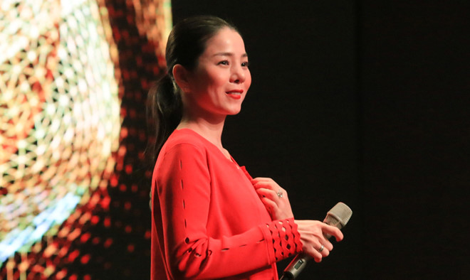 Khuôn mặt Lệ Quyên sưng, khác lạ trong hậu trường tập nhạc