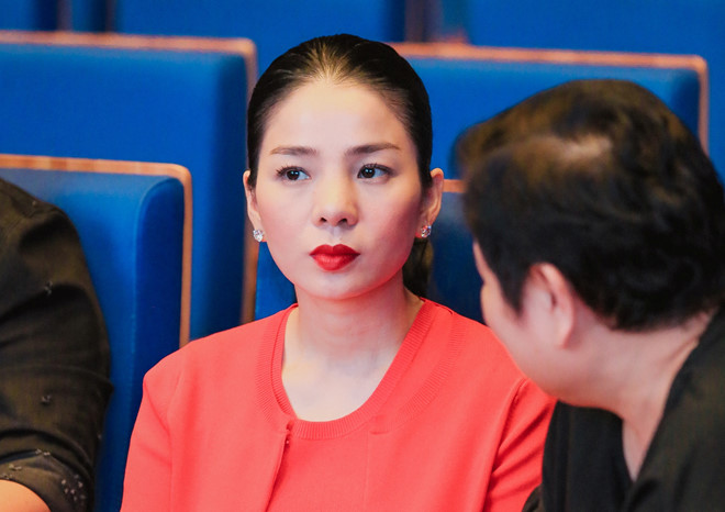 Khuôn mặt Lệ Quyên sưng, khác lạ trong hậu trường tập nhạc