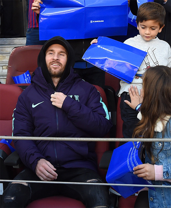 Suarez lập hat-trick, Barca đè bẹp Real