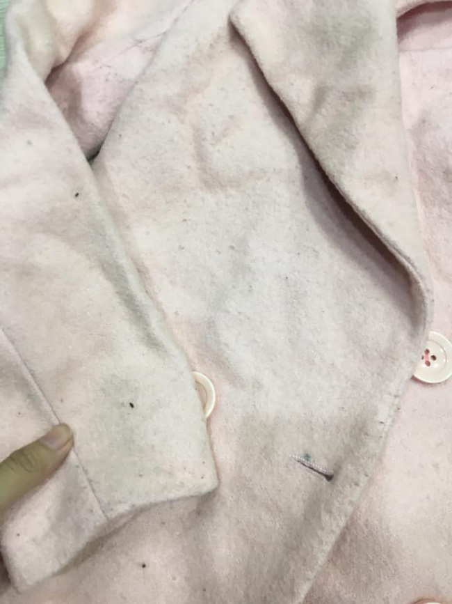 Cô nàng cẩn trọng xem hết livestream mới mua áo khoác, nào ngờ vẫn dính chiếc giẻ lau si-đa vừa xù lông vừa bẩn