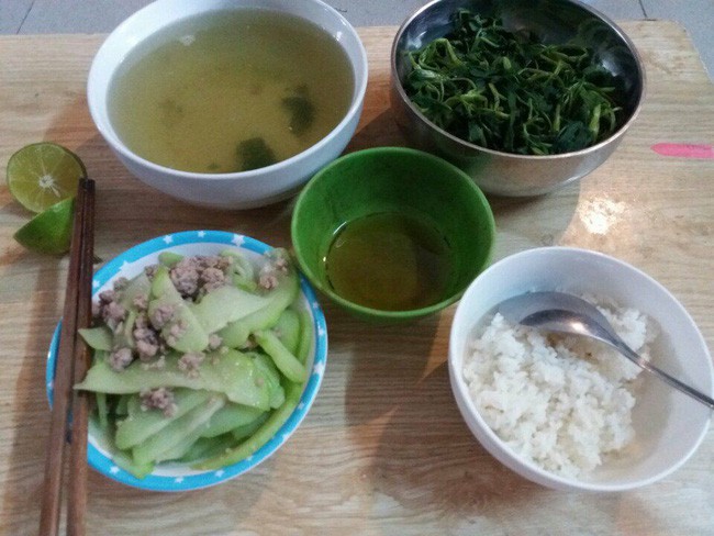 Ngày nào mâm cơm cũng bày đủ món chồng vẫn chê chán thịt cá, vợ đổi bữa thanh đạm 10k khiến ông xã im re