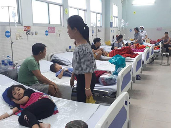 Ăn bánh mì chà bông, gần 30 trẻ ngộ độc nhập viện ở Sài Gòn