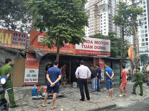 Hà Nội: Sau tiếng nổ lớn, tiệm sửa xe bất ngờ bốc cháy dữ dội, người đi đường hoảng loạn bỏ chạy