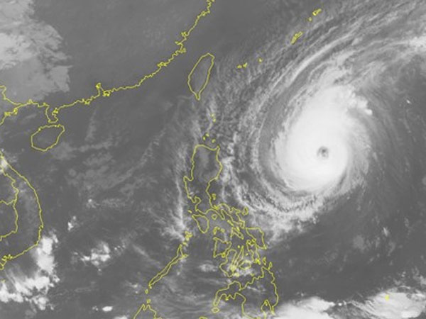 Siêu bão hoạt động gần biển Đông có sức gió gần 200km/h