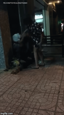 Vợ xử chồng bằng mũ bảo hiểm, chửi bới thậm tệ: Tin tao đánh mày chết bây giờ không?