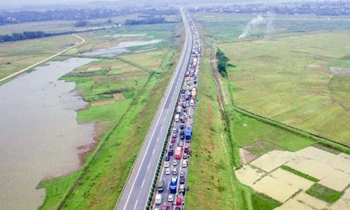 Xe tải đâm đuôi xe khách, cao tốc Nội Bài-Lào Cai tắc gần 20 km