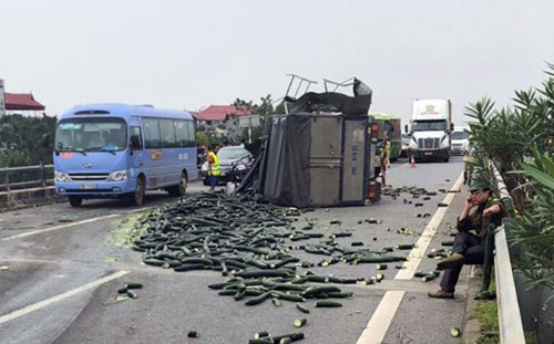 Xe tải đâm đuôi xe khách, cao tốc Nội Bài-Lào Cai tắc gần 20 km