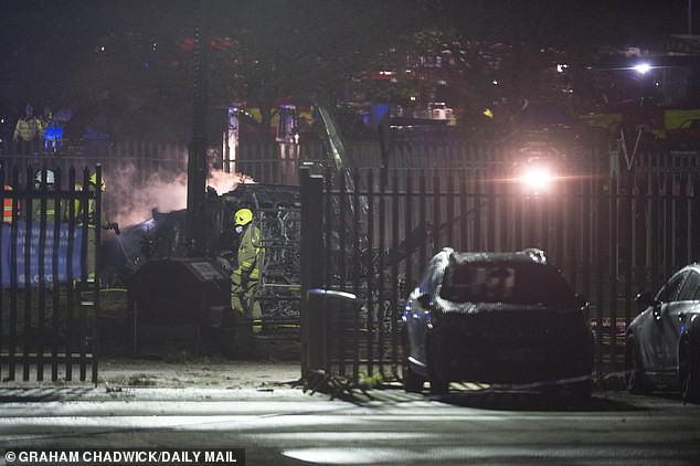 Cận cảnh chiếc trực thăng của tỷ phú Thái Lan trước khi rơi và phát nổ ngay ở bãi đỗ xe ngoài SVĐ