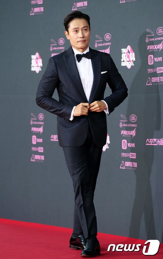 Thảm đỏ The Seoul Awards: Son Ye Jin, Seohyun đẹp tựa nữ thần, diễn viên U50 gây tranh cãi vì hở bạo