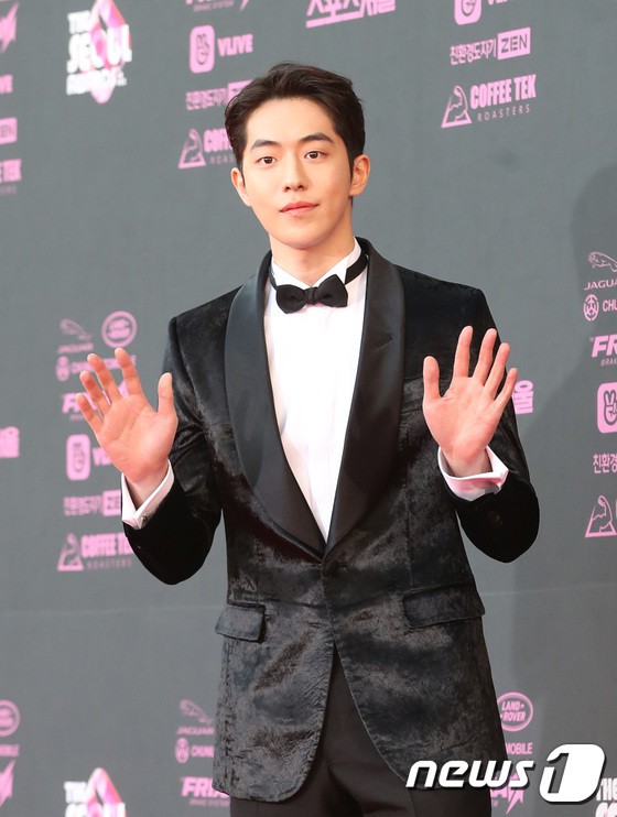 Thảm đỏ The Seoul Awards: Son Ye Jin, Seohyun đẹp tựa nữ thần, diễn viên U50 gây tranh cãi vì hở bạo