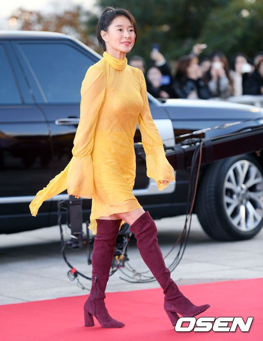 Thảm đỏ The Seoul Awards: Son Ye Jin, Seohyun đẹp tựa nữ thần, diễn viên U50 gây tranh cãi vì hở bạo