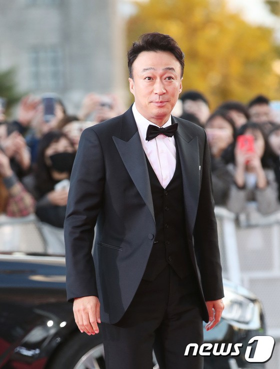 Thảm đỏ The Seoul Awards: Son Ye Jin, Seohyun đẹp tựa nữ thần, diễn viên U50 gây tranh cãi vì hở bạo