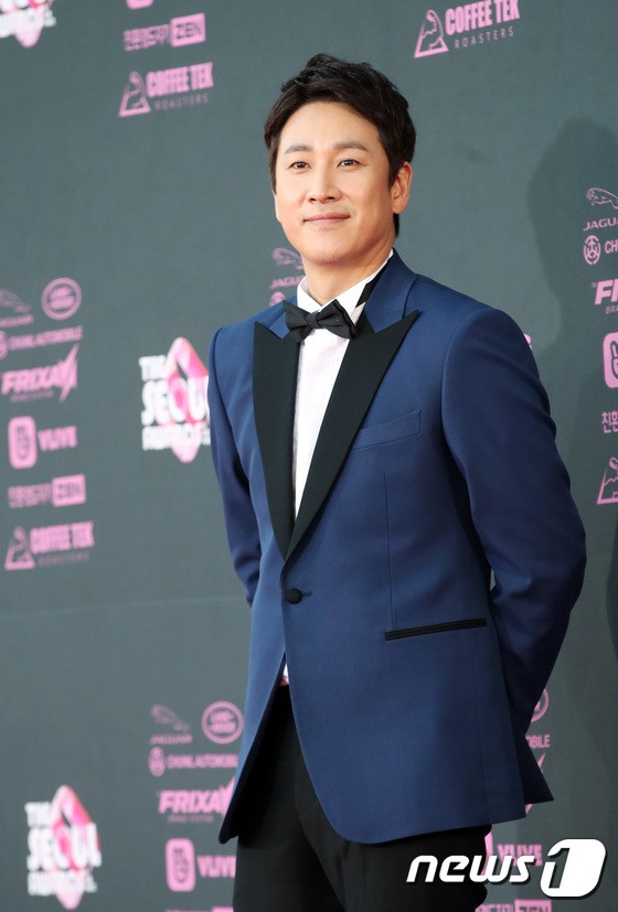 Thảm đỏ The Seoul Awards: Son Ye Jin, Seohyun đẹp tựa nữ thần, diễn viên U50 gây tranh cãi vì hở bạo