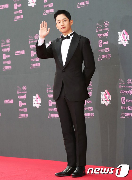 Thảm đỏ The Seoul Awards: Son Ye Jin, Seohyun đẹp tựa nữ thần, diễn viên U50 gây tranh cãi vì hở bạo