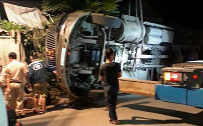 Xe container lao vào nhà dân trong đêm, 3 người thương vong