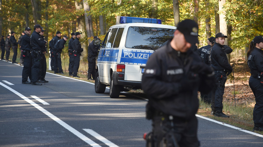 Thiếu nữ bị 8 đàn ông hãm hiếp: Sóng gió bủa vây chính phủ Merkel Thiếu nữ bị 8 đàn ông hãm hiếp: Sóng gió bủa vây chính phủ Merkel