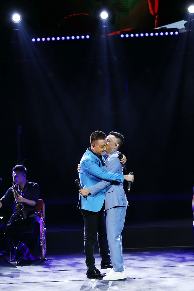 Quả Dưa Hấu tái ngộ trong đêm nhạc của Tú Dưa khiến khán giả bồi hồi xúc động