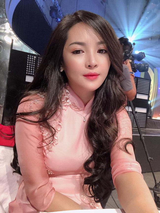 4 năm từ ngày đập đi xây lại, hot girl thẩm mỹ Vũ Thanh Quỳnh ngày càng quyến rũ, vi vu du lịch khắp nơi