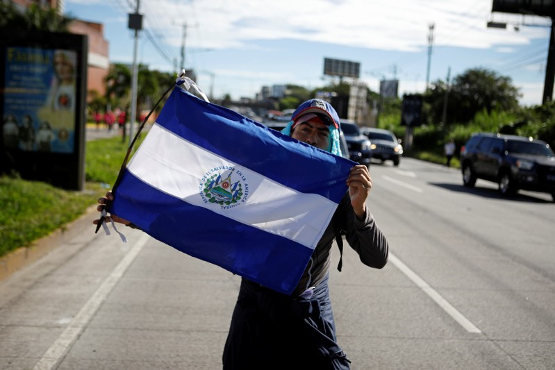 Tiếp nối Honduras, người di cư El Salvador ùn ùn đổ về biên giới Mỹ