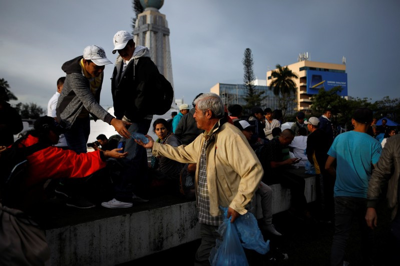 Tiếp nối Honduras, người di cư El Salvador ùn ùn đổ về biên giới Mỹ