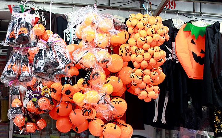 Phố Hàng Mã tràn ngập đồ chơi ma quỷ rùng rợn trước lễ Halloween