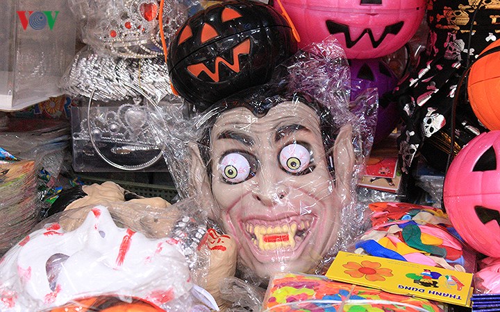 Phố Hàng Mã tràn ngập đồ chơi ma quỷ rùng rợn trước lễ Halloween