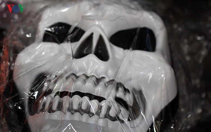 Phố Hàng Mã tràn ngập đồ chơi ma quỷ rùng rợn trước lễ Halloween