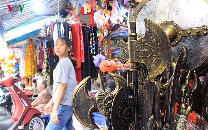 Phố Hàng Mã tràn ngập đồ chơi ma quỷ rùng rợn trước lễ Halloween