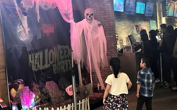 Phố Hàng Mã tràn ngập đồ chơi ma quỷ rùng rợn trước lễ Halloween