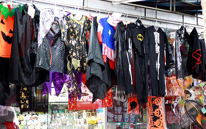 Phố Hàng Mã tràn ngập đồ chơi ma quỷ rùng rợn trước lễ Halloween