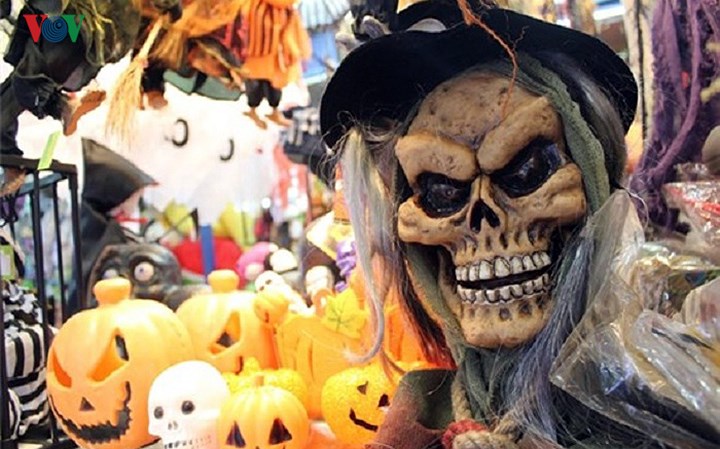 Phố Hàng Mã tràn ngập đồ chơi ma quỷ rùng rợn trước lễ Halloween