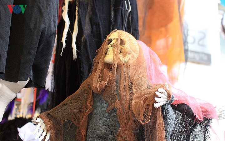 Phố Hàng Mã tràn ngập đồ chơi ma quỷ rùng rợn trước lễ Halloween