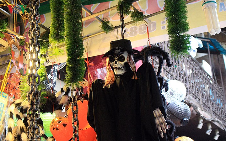 Phố Hàng Mã tràn ngập đồ chơi ma quỷ rùng rợn trước lễ Halloween